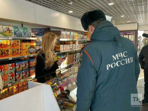 Россия гадәттән тыш хәлләр министрлыгы хезмәткәрләре  Әлмәттә пиротехника сату урыннары буенча рейдлар уздырды