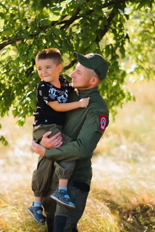 Беренчеләрдән булып фронтка китә һәм офицер дәрәҗәсенә ирешә