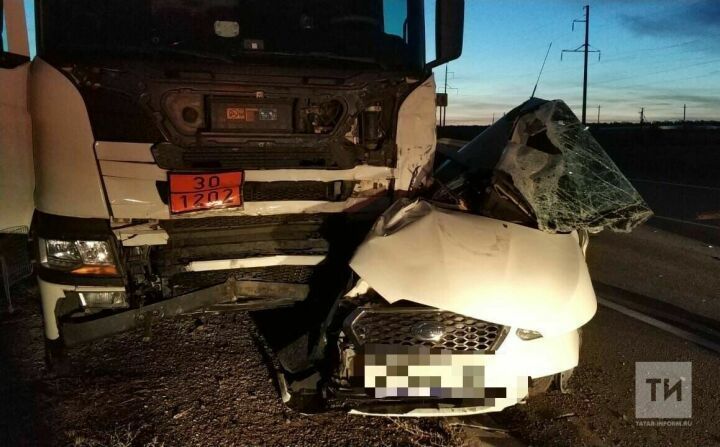 В соседнем районе Альметьевска легковушка влетела под бензовоз, водитель скончался на месте