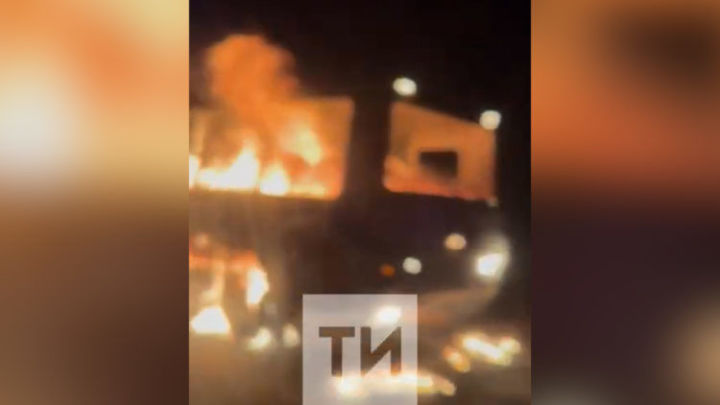 На трассе Альметьевск – Заинск загорелся вахтовый автобус