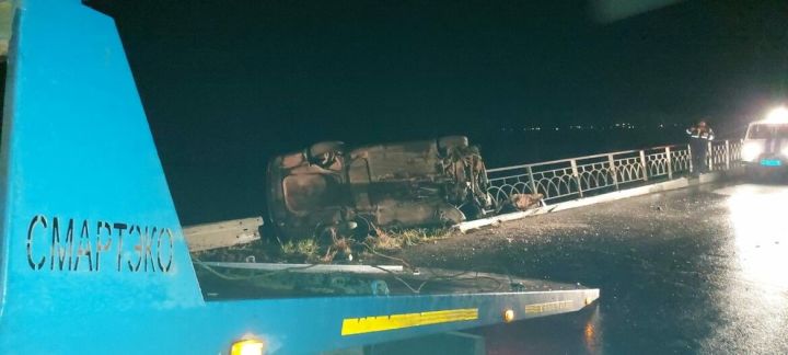 Легковушка перевернулась и едва не слетела с моста в Татарстане, водитель погиб