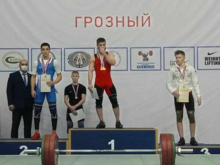 Әлмәт спортчысы авыр атлетика буенча Россия беренчелегендә көмеш медаль яулады