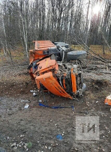 Самосвал вылетел с трассы в кювет в Альметьевском районе, водитель погиб