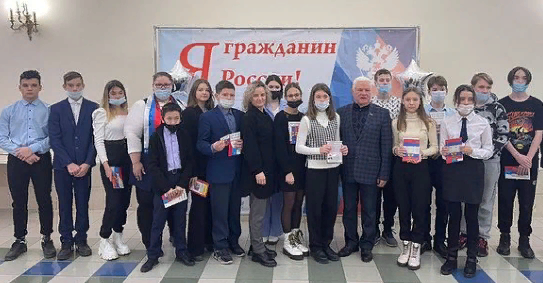 РФ Конституциясе көнендә яшь әлмәтлеләргә беренче паспортлар тапшырылды