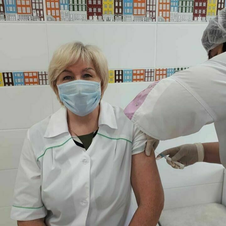 Әлмәт балалар поликлиникасы мөдире, 18 табиб коронавирустан прививка ясаттылар