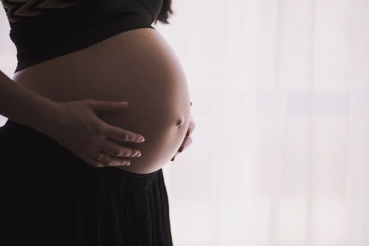 С июля меняются правила выплаты пособия по беременности