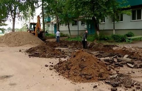 Әлмәттә "Безнең ишегалды" программасы кысаларында төзекләндерү эшләре дәвам итә