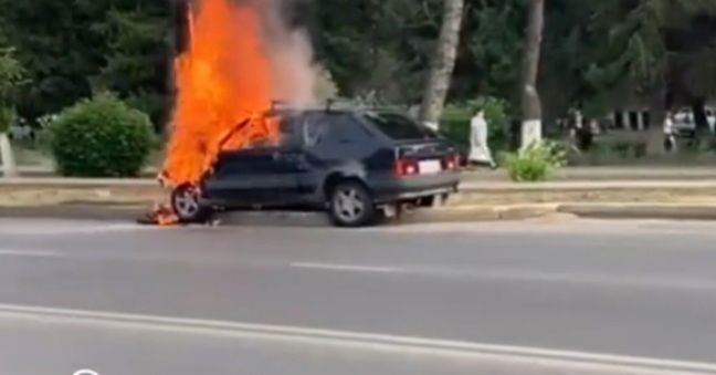 В Альметьевске автомобиль влетел в столб и загорелся