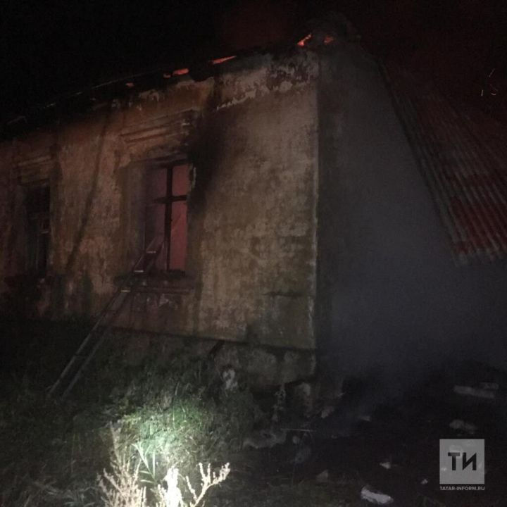 Потушив горевший заброшенный дом в Бугульминском районе, пожарные обнаружили тела двоих погибших