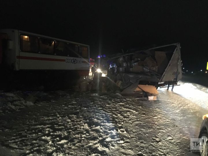 Водитель «ГАЗели» получил травмы в столкновении с «КАМАЗом» на трассе в Альметьевском районе