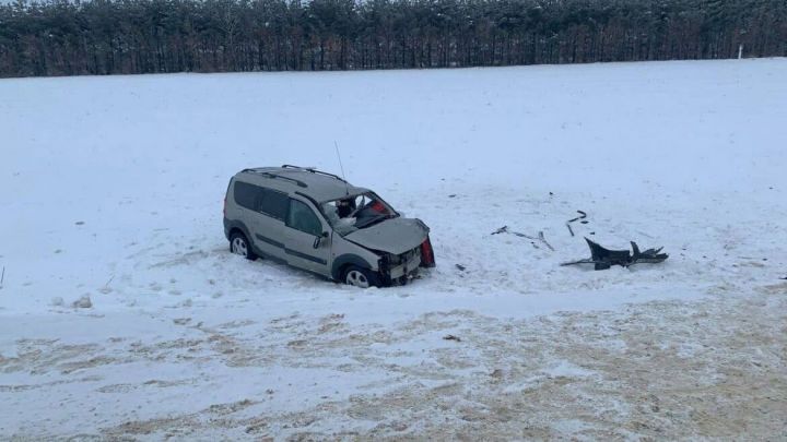 Легковушка вылетела с трассы после ДТП на встречке в РТ, один из водителей погиб