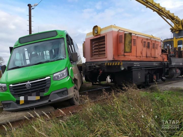 На железнодорожном переезде в Татарстане автобус с людьми столкнулся с краном