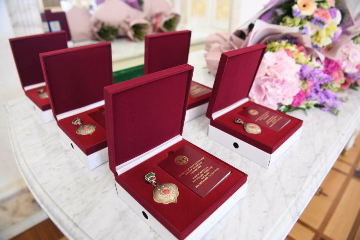 Рөстәм Миңнеханов әлмәтлене  «Ана даны» медале белән бүләкләде