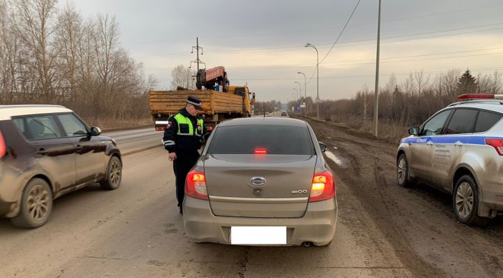 «Тоннель» рейды вакытында Әлмәт автоинспекторлары юл хәрәкәте кагыйдәләрен бозуның 11 очрагын ачыклаган