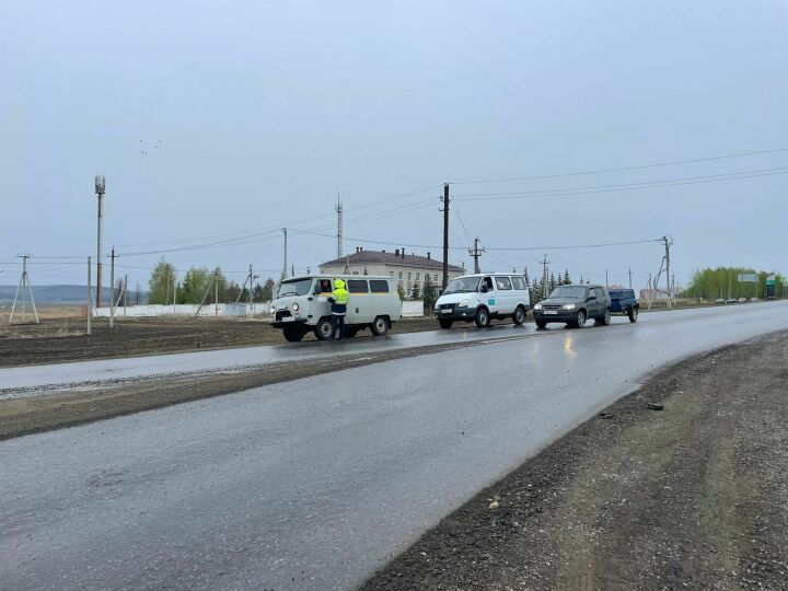 «Тоннель» рейды вакытында Әлмәт автоинспекторлары юл хәрәкәте кагыйдәләрен бозуның 15 очрагын ачыклаган