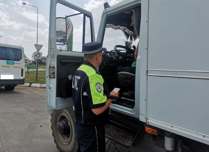Әлмәттә пассажир йөртүче транспорт чараларын тикшерделәр