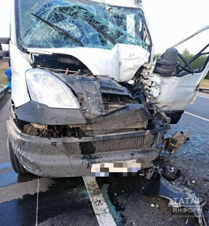 Водитель грузовика попал в больницу после столкновения с фурой на трассе в Татарстане