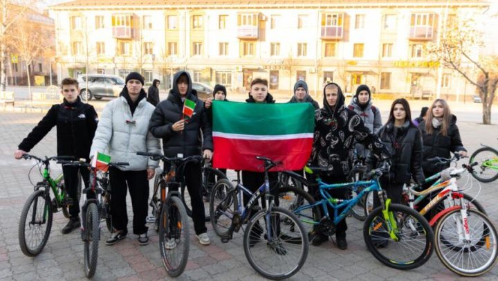 Әлмәтлеләр Татарстан флагы көнен велосипедта йөрү белән билгеләп үттеләр