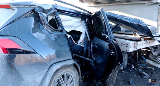Әлмәт районында җиңел автомобиль тизлек белән зур йөк машинасына килеп бәрелгән