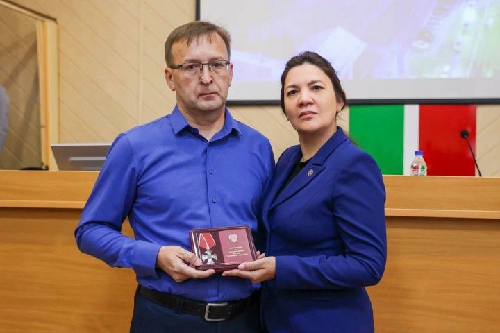 Әлмәттә махсус хәрби операциядә һәлак булганнарның гаиләләренә Батырлык орденнары тапшырды