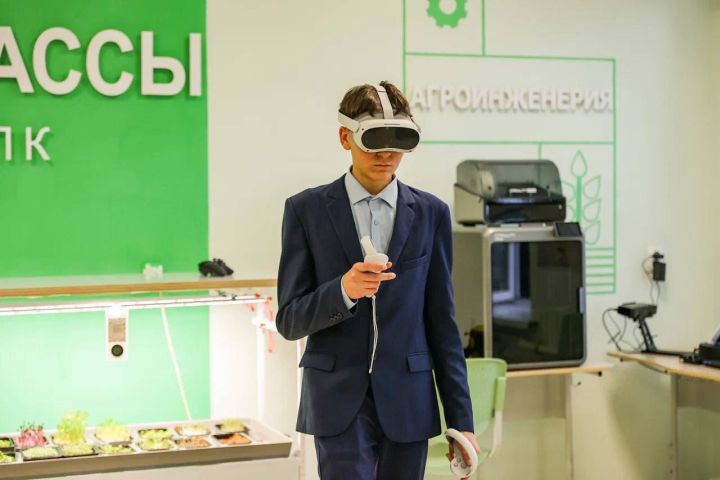 Әлмәт районы Габдрахман авылы укучылары заманча җиһазланган агротехнологияләрне өйрәнәләр