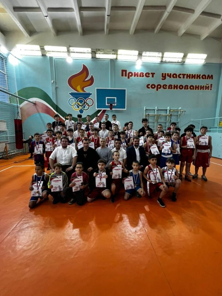 Әлмәт боксчылары Җәлилдә җиңү яулады