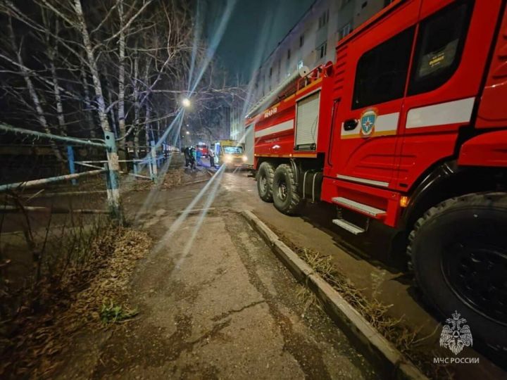 Ут төртү Әлмәтнең биш катлы йортында янгын чыгуга сәбәп булды, зыян күрүче бар