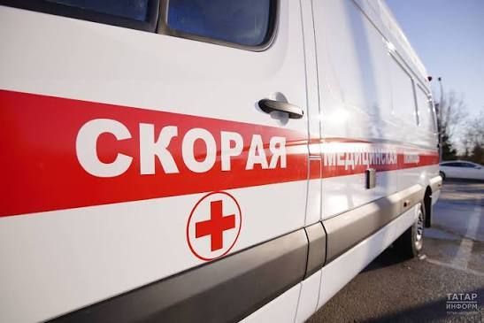 Татарстан рәисе Әлмәт районы күп профильле хастаханәсенә яңа ашыгыч ярдәм автомобиле ачкычын тапшырды