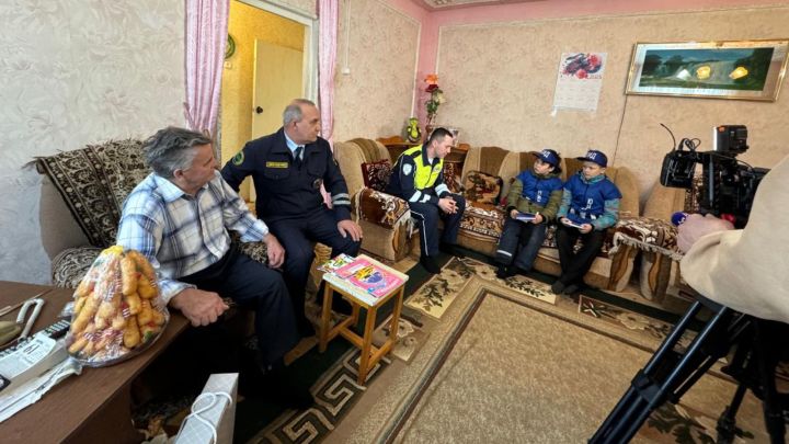 Әлмәттә юл-патруль хезмәте өлкән инспекторы Галимов Эдуард Ягъфәр улын искә алдылар
