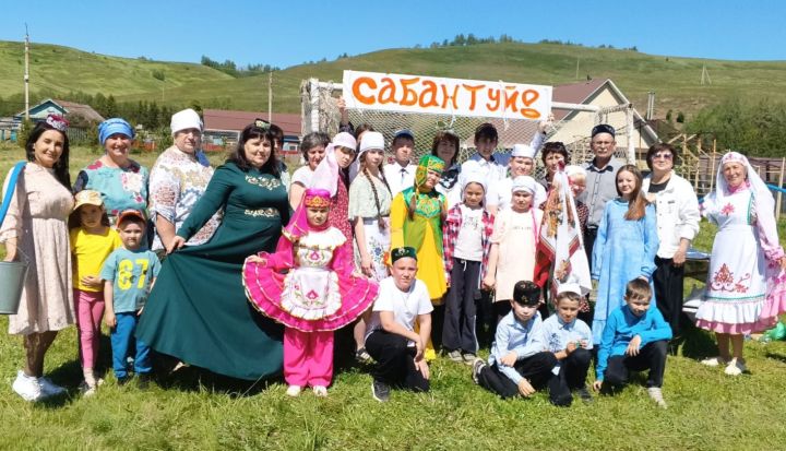 Әлмәт районы мәктәбендә Сабантуй узды