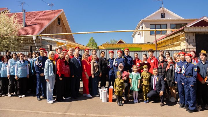 Әлмәттә фронт бригадалары Бөек Ватан сугышы ветераннары тәрәзәләре каршында чыгыш ясады