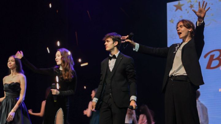 Әлмәттә 192 укучы мәктәпне алтын һәм көмеш медальләр белән тәмамлады