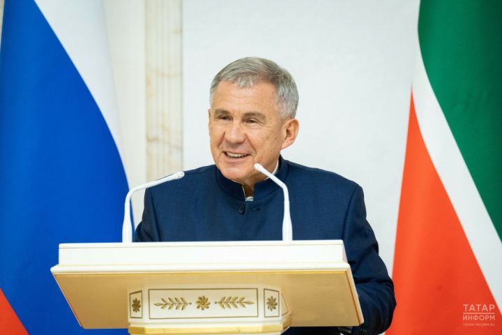 Әлмәт гаиләсе Рөстәм Миңнеханов кулыннан дәүләт бүләге алды