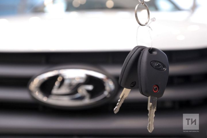 Әлмәт муниципаль районының авыл җирлекләре башлыкларына яңа автомобиль ачкычлары тапшырдылар