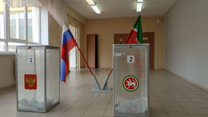 «Сайлауларга һәрвакыт балалар белән киләбез»: Әлмәттән иң зур күп балалы гаилә тавыш бирүдә катнашты