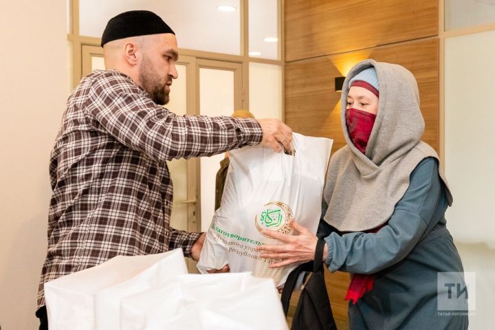 Әлмәтнең «Кайгырту» үзәге халыкара хәйрия көненә багышланган чара уздырды