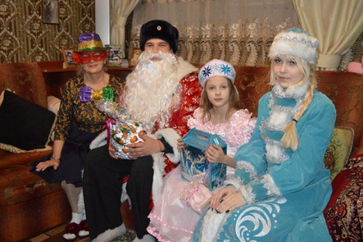 Әлмәттә полиция кыш бабае авыр тормыш хәлендә булган гаиләләрдә булды