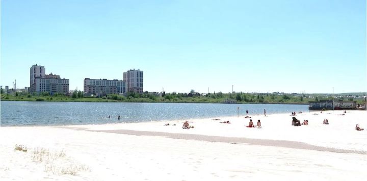 Әлмәт пляжында ком чистартыла