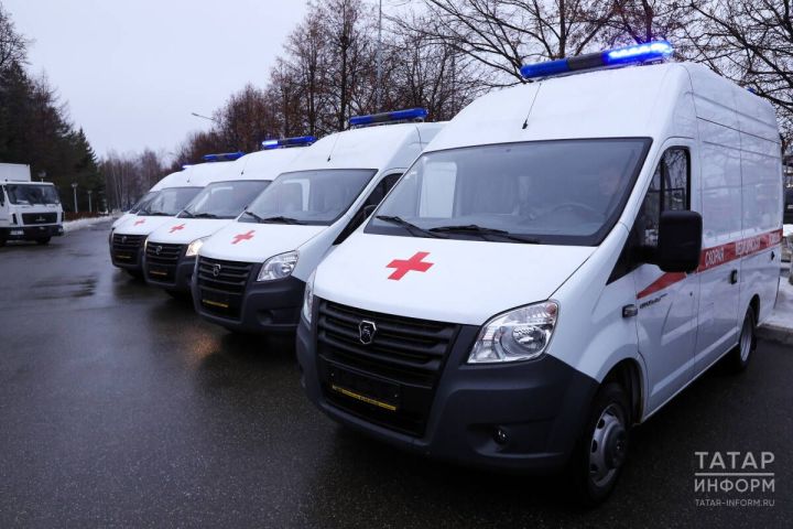 Әлмәт үзәк район хастаханәсе махсус хәрби операция зонасына дүрт ашыгыч ярдәм машинасы җибәрде